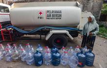 PMI Distribusikan Air Bersih bagi Korban Kekeringan di Depok