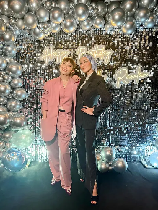 Ayu Dewi membawa suasana valentine pada penampilannya. Ia mengenakan blazer, vest, dan loose pants serba warna pink. [@mrsayudewi/@ashanty_ash/@titi_kamall]