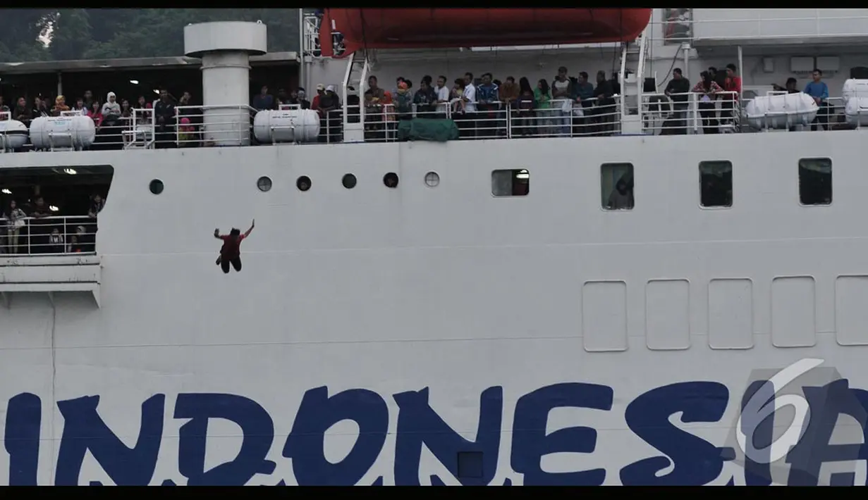 Seorang bocah di Pelabuahan Merak melompat dari kapal Fery yang berisi pemudik (Liputan6.com/JohanTallo)