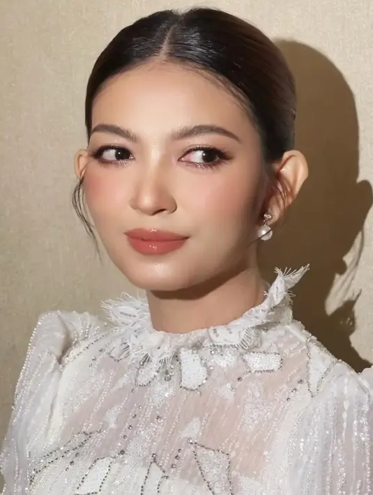 Sementara rambutnya ditata bergaya updo simple dengan menyisakan beberapa helai rambut di kedua sisi wajahnya. Simpel dan elegan banget! Bagaimana menurutmu, Sahabat Fimela? [Foto: IG/@kunsoomakeupartist]