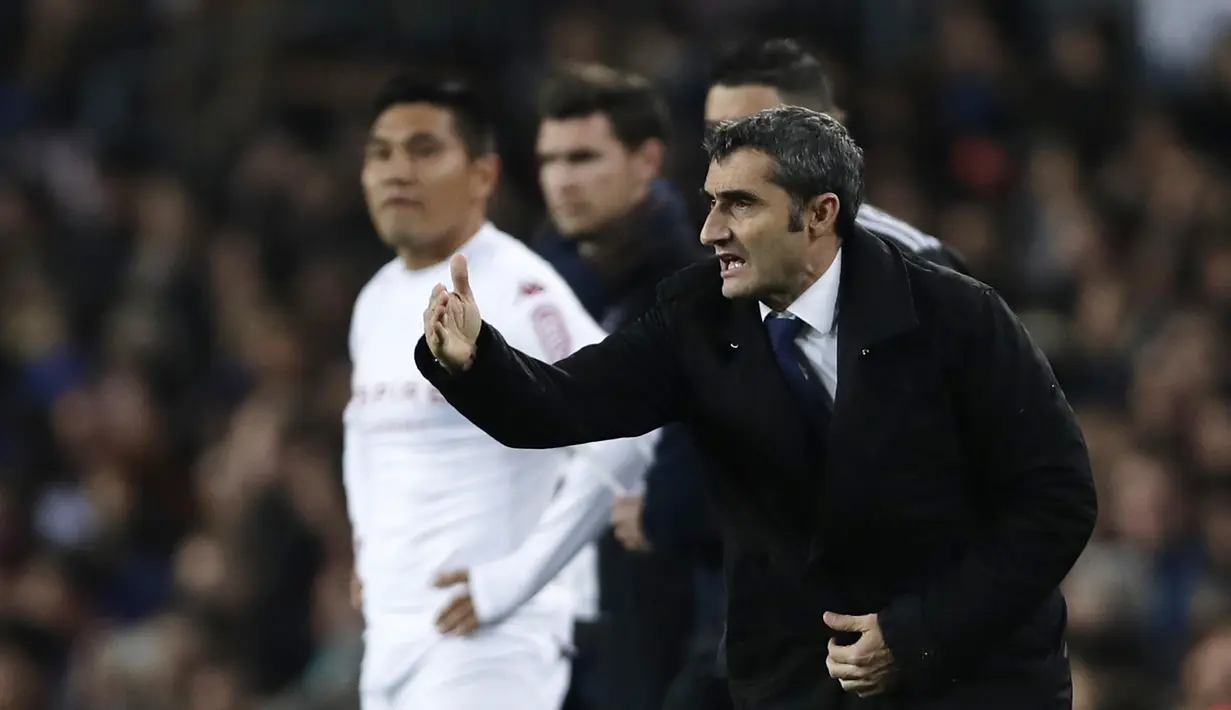 Pelatih Barcelona, Ernesto Valverde, memberikan arahan kepada anak asuhnya saat melawan Cultural Leonesa pada laga Copa del Rey di Stadion Camp Nou, Rabu (5/12). Barcelona menang 4-1 atas Cultural Leonesa. (AP/Manu Fernandez)