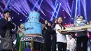 Aliando Syarief mendapat kue ulang tahun saat The Biggest Concert di Studio 6 Emtek City, Jakarta, Rabu (26/10). The Biggest Concert Magicaliando adalah konser khusus yang dibuatkan SCTV untuk HUT Aliando ke-20. (Liputan6.com/Herman Zakharia)