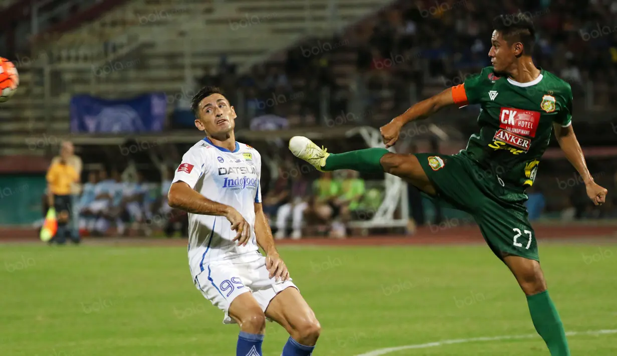 Juan Belencoso (kiri) saat berebut bola dengan pemain Bhauangkara Surabaya United, Indra Kahfi pada laga Torabika SC 2016 di Stadion Gelora Delta Sidoarjo, Sabtu (11/6/2016). (Bola.com/Nicklas Hanoatubun)