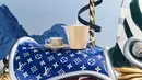 Kampanye ini menampilkan berbagai produk Louis Vuitton, termasuk pakaian siap pakai yang elegan, barang kulit ikonik, aksesori perjalanan, perhiasan mewah, serta koleksi produk hardcase, sebuah showcase yang sempurna untuk inspirasi hadiah akhir tahun 2024 yang meriah.[Dok/Louis Vuitton].