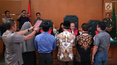 Para saksi disumpah sebelum memberi kesaksiannya saat sidang kasus dugaan penipuan First Travel di PN Kota Depok, Senin (21/3). Pada sidang kali ini jaksa menghadirkan lima orang saksi. (Liputan6.com/Immanuel Antonius)