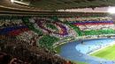 Fans Rapid membentuk koreo bergambar logo dan warna kebanggaan timnya pada laga menjamu Villarreal CF di laga perdana babak fase grup Liga Europa di Stadion Ernst Happel, Wina, Austria, Kamis (18/9/2015) dini hari WIB. (Bola.com/Reza Khomaini)