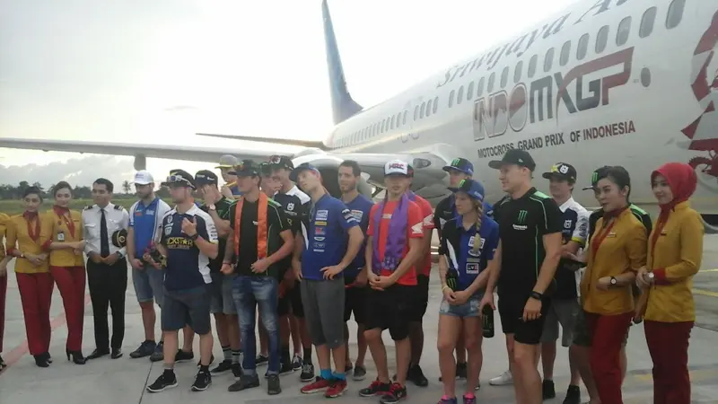 Peserta Sriwijaya Air MXGP 2017 berpose bersama di Bandara Depati Amir, Pangkalpinang, Bangka Belitung, Jumat (3/3/2017). 