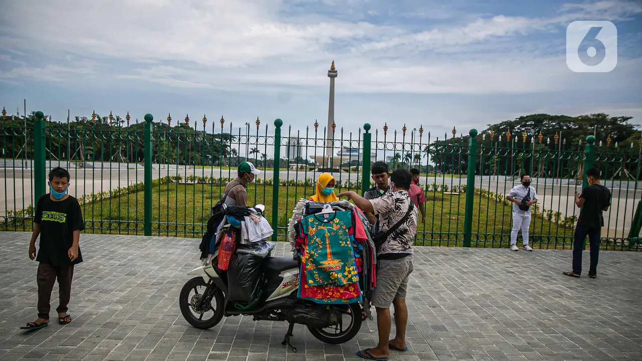 Mencari Peruntungan di Monas