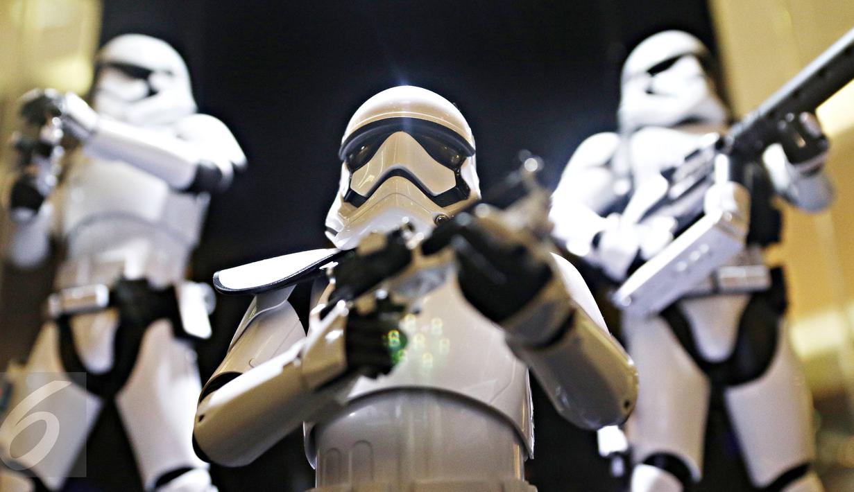 Replika mainan bertema Star Wars dipamerkan juga dalam wahana dunia petualangan intergalaksi 'Star Wars: The Force Awekens', Jakarta, (7/12). Wahana berlangsung hingga 10 Januari 2016. (Liputan6.com/Immanuel Antonius)