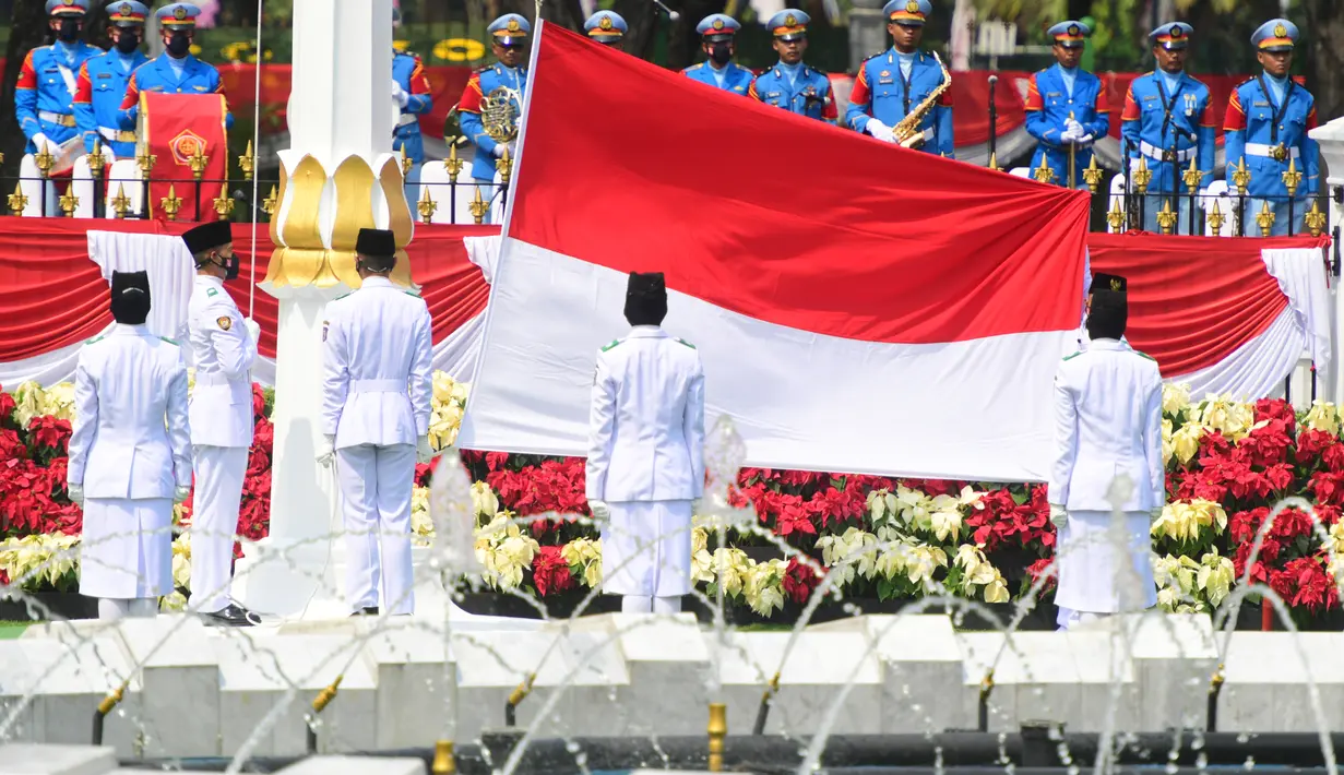 Pasukan Pengibar Bendera Pusaka (Paskibraka) bersiap mengibarkan Bendera Merah Putih saat saat upacara peringatan HUT ke-76 RI di Istana Merdeka, Selasa (17/8/2021). (Foto:Muchlis Jr-Biro Pres Sekretariat Presiden)