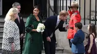 Meghan Markle memakai gaun dan mantel berwarna hijau favorit Kate Middleton. (dok.Instagram @kensingtonroyal/https://www.instagram.com/p/Bu3sILHFuWP/Henry