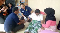 tim DVI Polda jatim mengambil sample DNA keluarga TKI yang tewas dalam musibah kebakaran di Kedah malaysia. (liputan6.com/Musthofa Aldo)