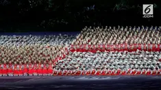 Pembukaan Asian Games 2018 diawali dengan Tari asal Aceh, Ratoh Jaroe di SUGBK, Jakarta, Sabtu (18/8). 1.600 penari dari 18 SMA se-DKI yang disorot dari atas terlihat memakai kostum warna keabuan dengan topi warna emas.