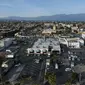 Foto yang diambil dengan drone ini menunjukkan Star Dance Studio usai terjadi penembakan di Monterey Park, California, Minggu, 22 Januari 2023. Pria Asia tewas usai menembak dirinya sendiri saat mobil van curian yang digunakannya dikepung polisi. (AFP/Jae C. Hong)