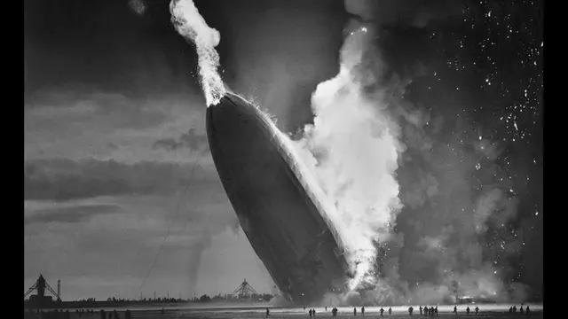 Airship atau kapal udara Hindenburg buatan Jerman meledak di atas Pangkalan Udara Angkatan Laut Lakehurst di New Jersey. (Murray Becker/AP)