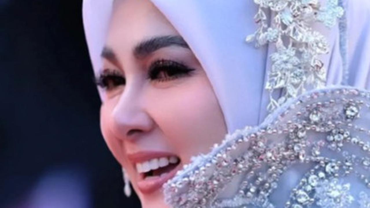 3 Potret Cantik Syahrini Tampil Cetar di Karpet Merah Festival Film Cannes 2025, Pakai Gaun Mewah Serba Silver dengan Cincin Berlian