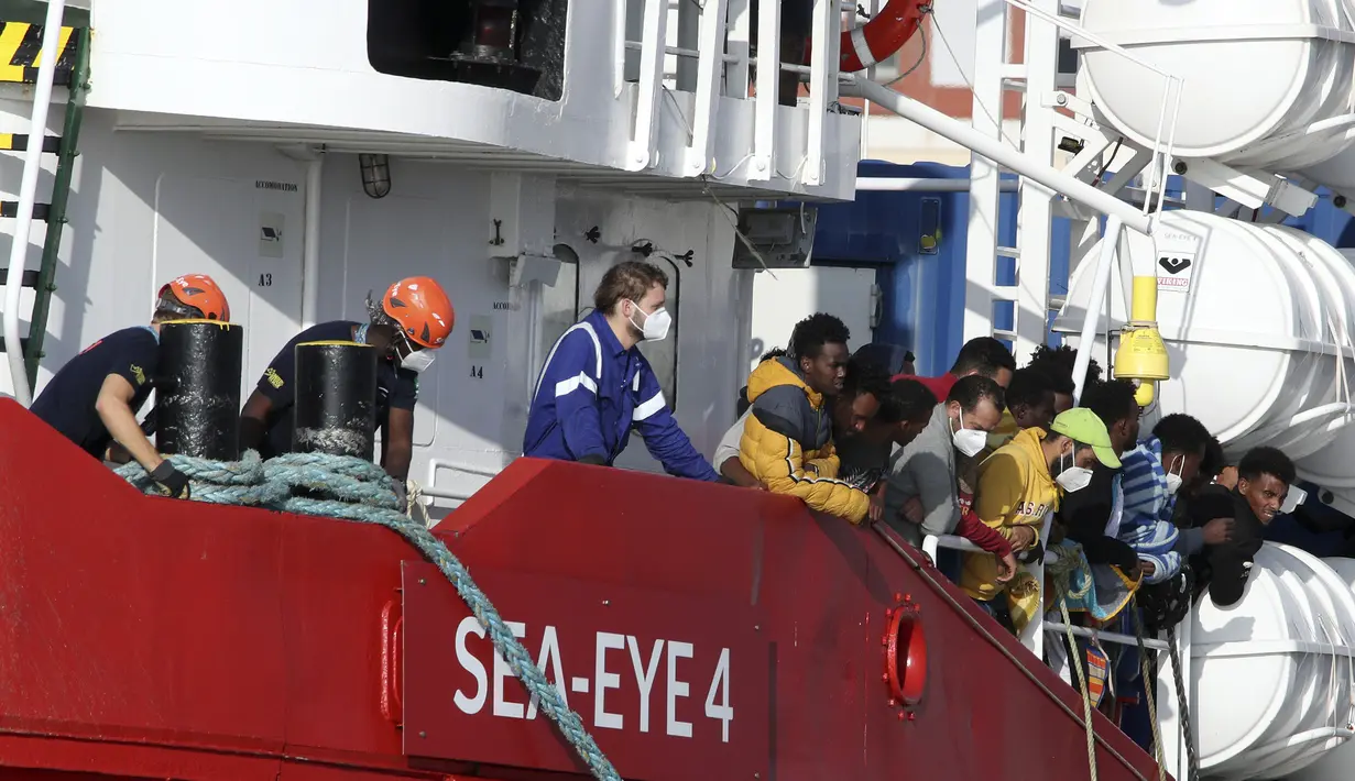 Kapal Sea Eye 4 dengan lebih dari 800 orang yang diselamatkan tiba di Trapani, Sisilia, Italia, Minggu (7/11/2021). Kapal kemanusiaan Jerman dengan lebih dari 800 migran yang diselamatkan, termasuk 15 anak kecil, sampai ke pelabuhan Sisilia pada Minggu (7/11). (Alberto Lo Bianco/LaPresse via AP)