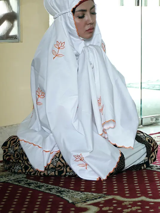 Sidang cerai Bella Shofie dengan pengusaha Papua Suryono kembali digelar, di Pengadilan Agama Jakarta Selatan, kawasan Ragunan, Jakarta Selatan, Rabu (1/6). Sebelum jalani sidang terlihat khusyuk berdoa usai salat. (Deki Prayoga/Bintang.com)