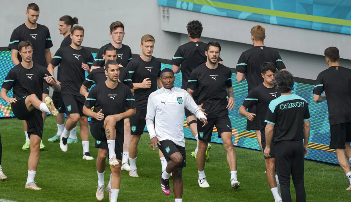 Para pemain Austria melakukan pemanasan saat sesi latihan jelang melawan Ukraina pada pertandingan Grup C Euro 2020 di Stadion Arcul de Triumf, Bucharest, Rumania, Minggu (20/6/2021). Austria akan melawan Ukraina pada 21 Juni 2021. (AP Photo/Vadim Ghirda)