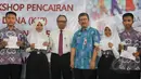 Kepala Dinas Pendidikan Arie Budhiman (kedua kanan) dan Direktur Utama Bank DKI Eko Budiwiyono bersama para siswa-siswi berfoto bersama usai memberikan Kartu Jakarta Pintar (KJP) di SMK 56 Pluit, Jakarta, Kamis (21/5/2015).(Liputan6.com/Herman Zakharia)