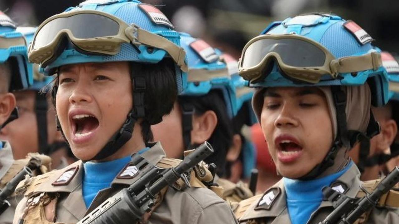 Salah satu yang menjadi sorotan utama adalah penampilan para Polisi Wanita (Polwan) yang bergerak dalam barisan, menunjukkan disiplin dan keterampilan yang tinggi. Foto: Bay ISMOYO / AFP