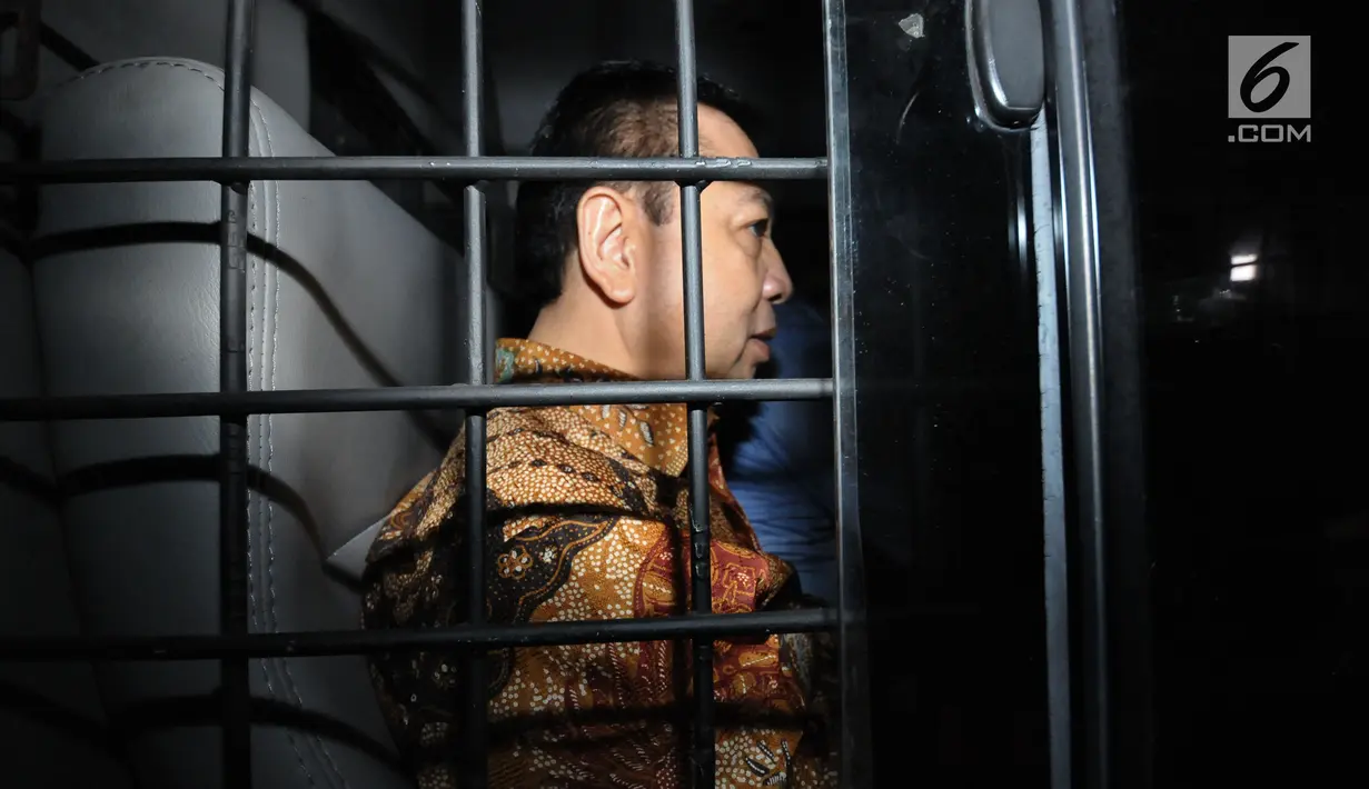 Terdakwa korupsi proyek e-KTP, Setya Novanto saat di mobil tahanan KPK usai menjalani sidang putusan di Pengadilan Tipikor, Jakarta, Selasa (24/4). Setya Novanto divonis 15 tahun penjara dan denda 500 juta rupiah. (Liputan6.com/Helmi Fithriansyah)