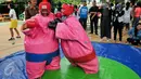 Sejumlah anak asik bermain games dalam perayaan acara tahunan Sekolah Cikal Menengah Amri, Cipayung, Jakarta Timur, Jumat (18/12). Acara tahunan kali ini bertajuk 'Cikal Carnival Heroes'. (Liputan6.com/Yoppy Renato)