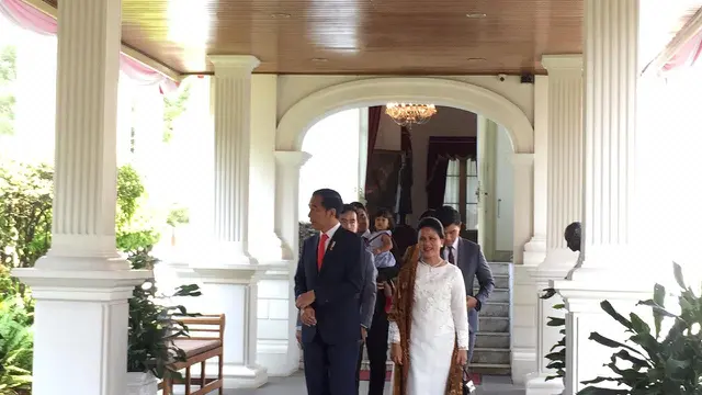 Jokowi bersama keluarga bersiap berangkat ke Gedung MPR/DPR/DPD RI Jakarta untuk menghadiri Pelantikan Presiden dan Wakil Presiden 2019