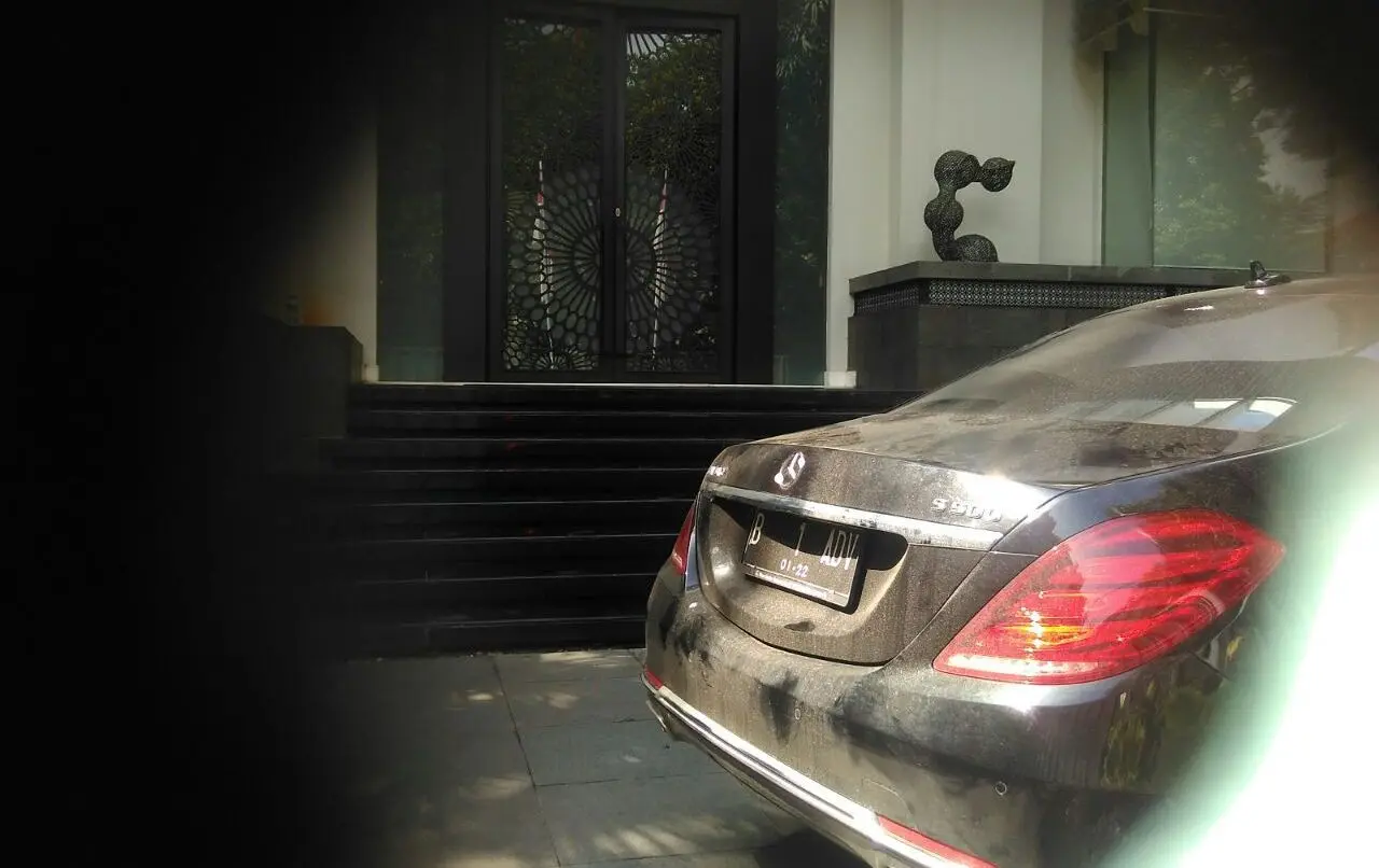 Mobil pengacara Fredrich Yunadi masih terparkir di rumah Setya Novanto di Jalan Wijaya XIII, Kebayoran Baru, Jakarta Selatan, Kamis (16/11/2017). (Liputan6.com/Andri Setiawan)