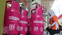  Petugas Bright Store menata tabung - tabung gas elpiji berwarna pink ukuran 5,5kg di SPBU Pertamina Abdul Muis, Jakarta,Senin (19/10/2015).