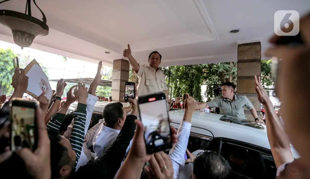 Ketua Umum Partai Gerindra Prabowo Subianto menyapa para relawan usai menghadiri acara peresmian rumah pemenangan relawan di Menteng, Jakarta, Selasa (15/8/2023).