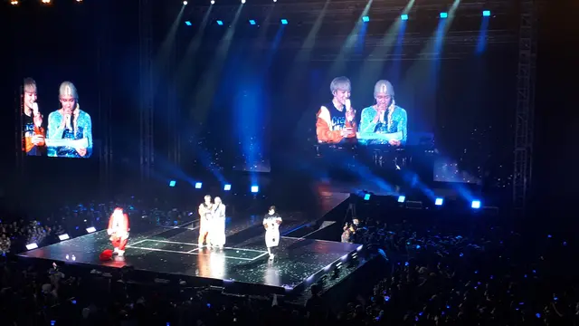 Para personel Winner dengan kostum Frozen dan Santa Clause.