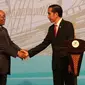 Presiden RI Joko Widodo bersalaman dengan Presiden Afrika Selatan Jacob Zuma usai memberikan keterangan pers terkait hasil KTT IORA 2017 di JCC, Jakarta, Selasa (7/3). KTT IORA 2017 menghasilkan kesepakatan Jakarta Concord. (Liputan6.com/Angga Yuniar)