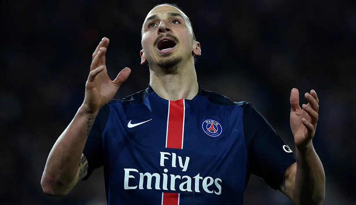 5. Zlatan Ibrahimovic, sudah pengalaman di semua liga top Eropa kecuali Inggris. Memasuki usia senja bukan tidak mungkin dirinya ingin mencicipi Liga Premier, hal ini membuat MU menyiapkan 24 juta pounsterling untuk mendatangkannya. (AFP/Franck Fife)
