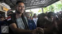 Cagub DKI Jakarta, Agus Harimurti Yudhoyono disalami warga saat menghadiri deklarasi BATAS, Jakarta, Minggu (16/10). BATAS mengaku siap memenangkan Agus-Sylvi dalam Pilkada DKI 2017. (Liputan6.com/Yoppy Renato)