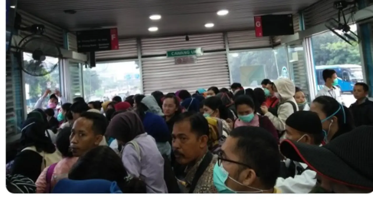 Transjakarta dan MRT Dibatasi untuk Cegah Virus Corona, Netizen: Ini Membunuh Pelan-Pelan Namanya