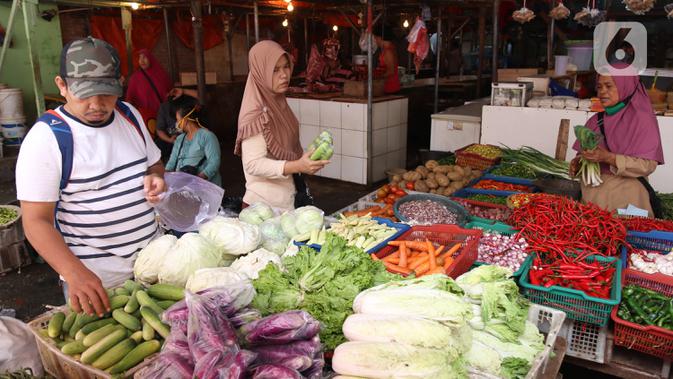 Pembeli memilih sayuran saat berbelanja di sebuah pasar di Jakarta, Rabu (1/4/2020). Badan Pusat Statistik (BPS) mengumumkan pada Maret 2020 terjadi inflasi sebesar 0,10 persen, salah satunya karena adanya kenaikan harga sejumlah makanan, minuman, dan tembakau. (Liputan6.com/Angga Yuniar)