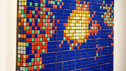 Seni jalanan berjudul Rubik Mona Lisa dipajang di rumah lelang Artcurial, Paris, Prancis, Senin (3/2/2020). Rubik Mona Lisa yang dibuat pada tahun 2005 tersebut terbuat dari 330 rubik. (FRANCOIS GUILLOT/AFP)