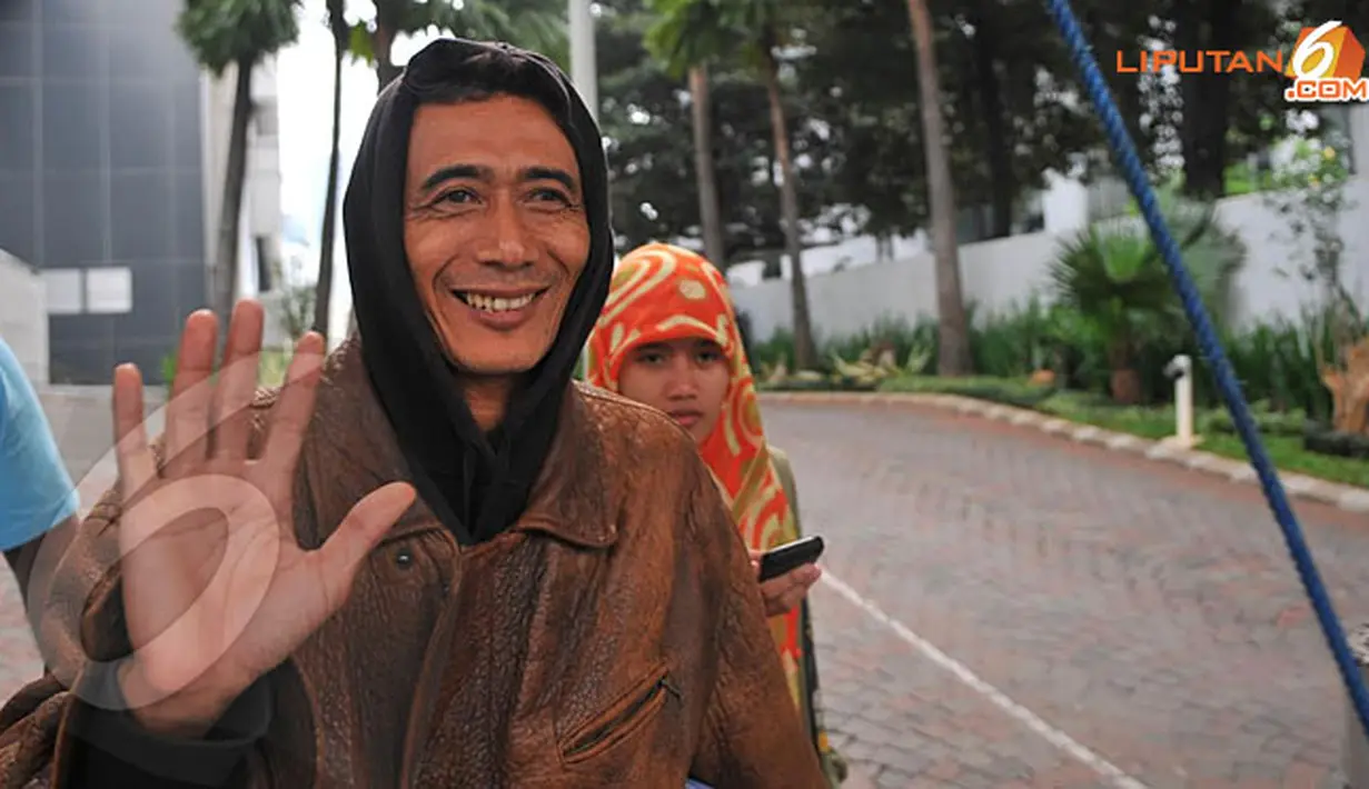 Asep dijemput penyidik KPK dari rumahnya di kawasan Ciamis Jawa Barat dan tiba di KPK pada Sabtu (23/11/13) pukul 21.15 WIB (Liputan6.com/Herman Zakharia).