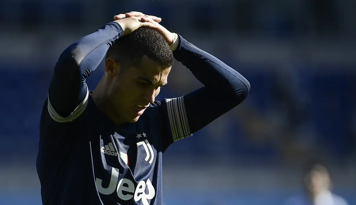 Striker Juventus, Cristiano Ronaldo tampak kecewa usai gagal memanfaatkan peluang dalam laga lanjutan Liga Italia 2020/21 melawan Lazio di Olimpico Stadium, Roma, Minggu (8/11/2020). (AFP/Filippo Monteforte)
