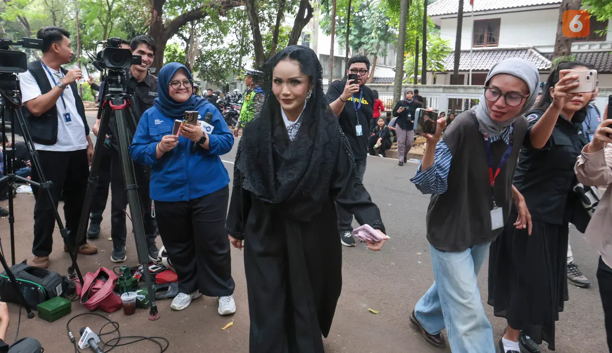 Penyanyi Krisdayanti tiba di rumah duka Guruh Soekarnoputra di Jalan Sriwijaya Raya, Kebayoran Baru, Jakarta Selatan, Sabtu (26/9/2026), untuk menyampaikan belasungkawa kepada keluarga almarhum. (KLY/Budy Santoso)