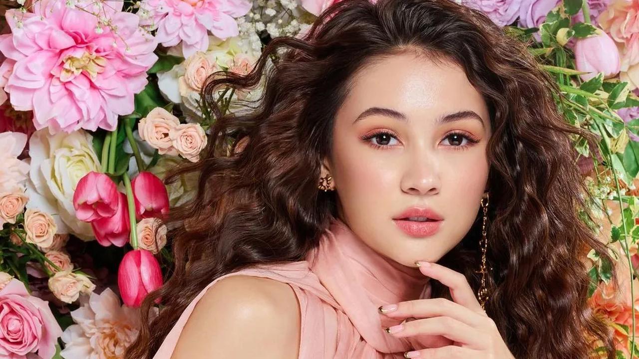 Sandrinna Michelle adalah seorang selebriti muda yang telah terjun ke dunia hiburan sejak usia dini.