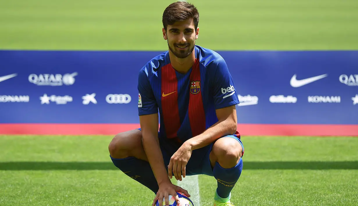 5. Andre Gomes, kemungkinan Luis Enrique akan lebih memilih gelandang asal Portugal ini dibandingkan Dennis Suarez. Mantan pemain Valencia ini dipercaya bisa mengimbangi lini tengah Barcelona bersama Andres Iniesta. (AFP/Lluis Gene)