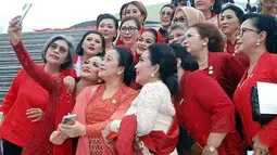 Hari yang sama dengan pidato kenegaraan Presiden Jokowi, Krisdayanti bersama Puan Maharani dan sejumlah sahabat politikus melakukan swafoto di gedung DPR RI, Senayan, Jakarta. Mencermati sejumlah foto yang diunggah pemilik album Sayang dan Cahaya di akun Instagram terverifikasinya, para perempuan hebat ini memanfaatkan atap kura-kura sebagai latar berswafoto. (Foto: Dok. Instagram @krisdayantilemos)