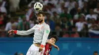 Gerard Pique saat beraksi di Spanyol vs Iran pada laga kedua penyisihan grup Piala Dunia (Roman Kruchinin / AFP)