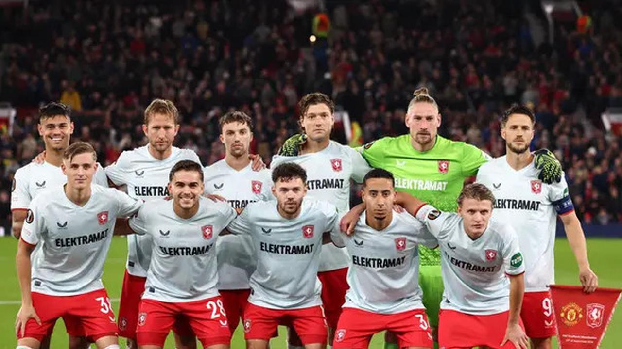 Momen Mees Hilgers Bentangkan Bendera Merah Putih di Stadion Old Trafford Setelah Twente Tahan Imbang Manchester United 1-1, Bikin Bangga!