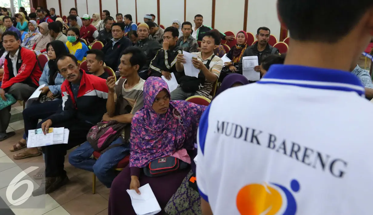 Ratusan warga mengantre mendaftar mudik bareng dengan Jasa Raharja di Jakarta, Kamis (16/6). Mudik bareng 2016 nantinya akan mengantarkan pemudik menggunakan bus dengan tujuan pulau Jawa dan Sumatera. (Liputan6.Com/Angga Yuniar)