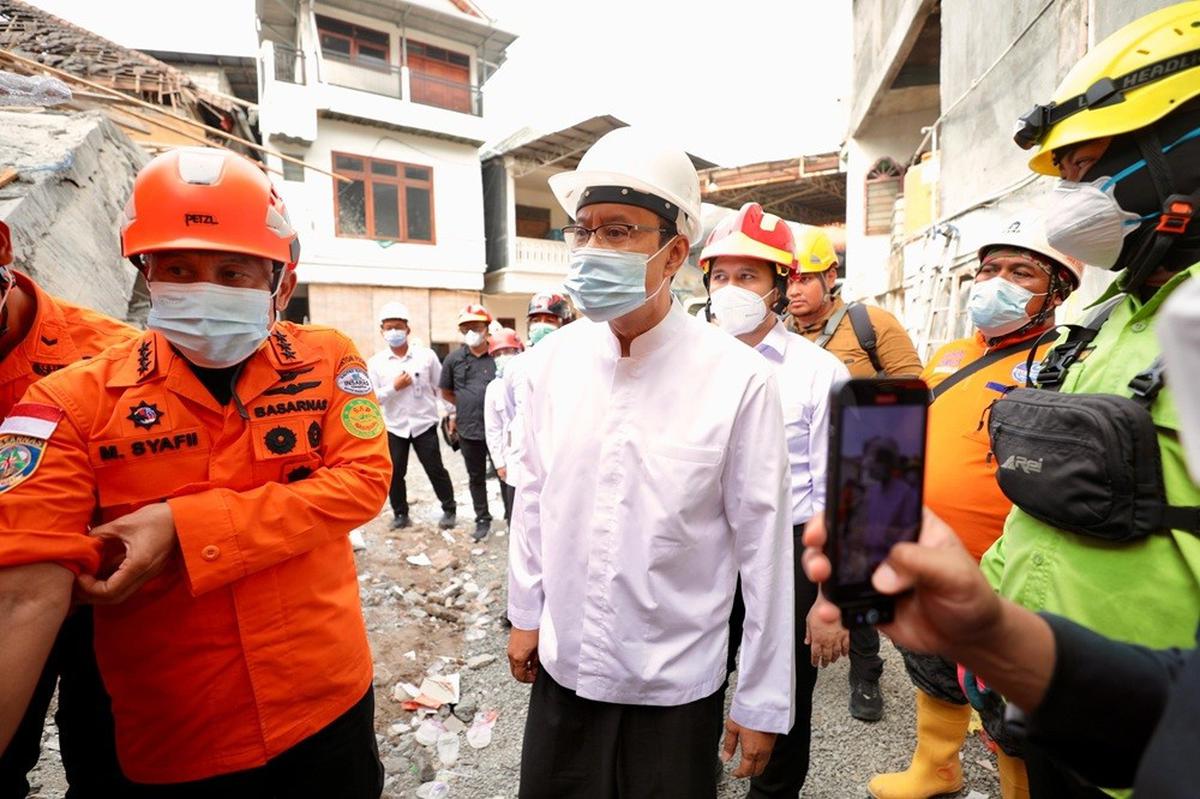 Menteri Sosial Saifullah Yusuf (Gus Ipul) menyaksikan langsung proses evakuasi Syahlendra Haikal di Ponpes Al-Khoziny Buduran, Sidoarjo