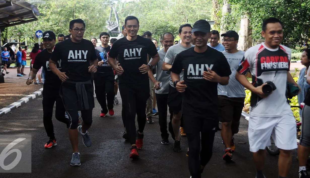 Bakal calon gubernur DKI Jakarta, Agus Harimurti Yudhoyono (tengah) berolahraga bersama di Area Kebun Binatang Ragunan Jakarta, Minggu (9/10). Selain olahraga, AHY juga melakukan bersosialisasi dengan warga. (Liputan6.com/Helmi Fithriansyah)