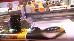 Hasil cetak salah satu produk yang dipajang saat Pameran Mesin Cetak dan Print All Pack Indonesia, All Process di Jakarta International Expo, Kemayoran, Jakarta, Rabu (5/10). (Liputan6.com/Angga Yuniar)